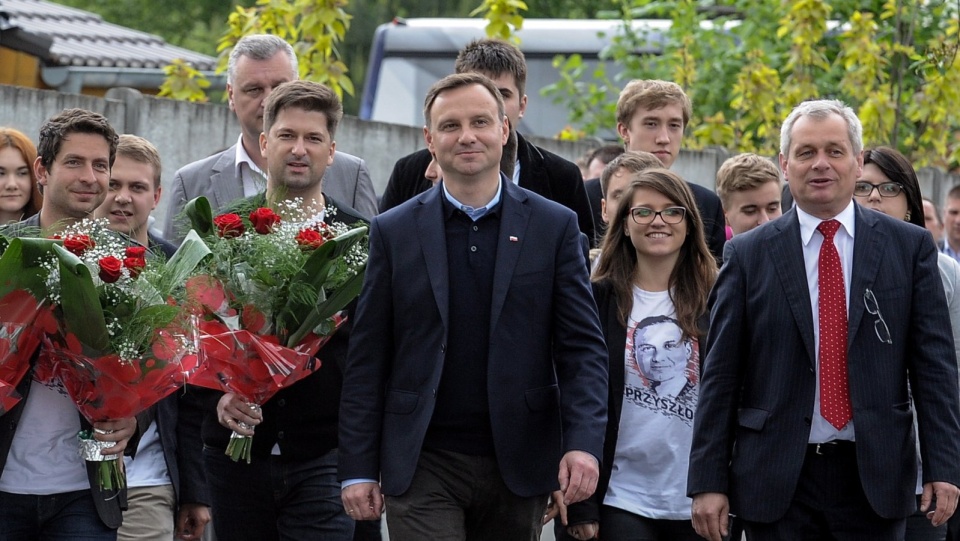 Kandydat PiS na prezydenta Andrzej Duda w drodze na spotkanie z rodziną Czajków w prowadzonym przez nich rodzinnym domu dziecka w Śmiechowicach. Fot. PAP/Marcin Obara