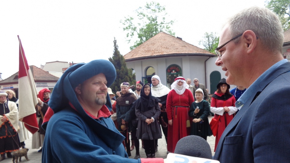 Klucze do miasta wręczył rycerstwu burmistrz Chełmna Mariusz Kędzierski. Fot. Marcin Doliński