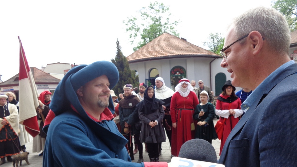 Klucze do miasta wręczył rycerstwu burmistrz Chełmna Mariusz Kędzierski. Fot. Marcin Doliński