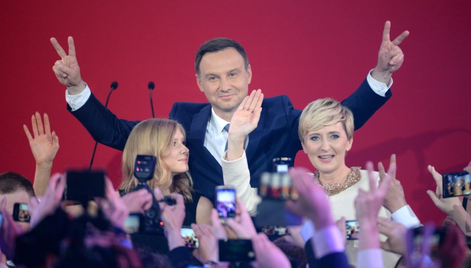 Andrzej Duda z córką Kingą i żoną Agatą podczas wieczoru wyborczego w sztabie w Warszawie. Fot. PAP/Jacek Turczyk