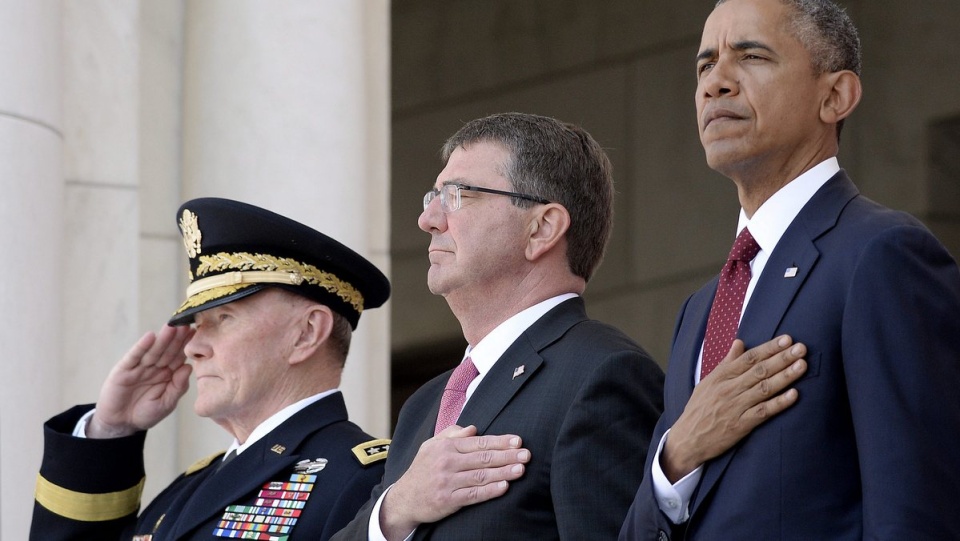 Prezydent Barack Obama wraz z ok. 5 tys. zgromadzonymi na Cmentarzu Narodowym w Arlington, oddał hołd poległym amerykańskim żołnierzom. Fot. PAP/EPA