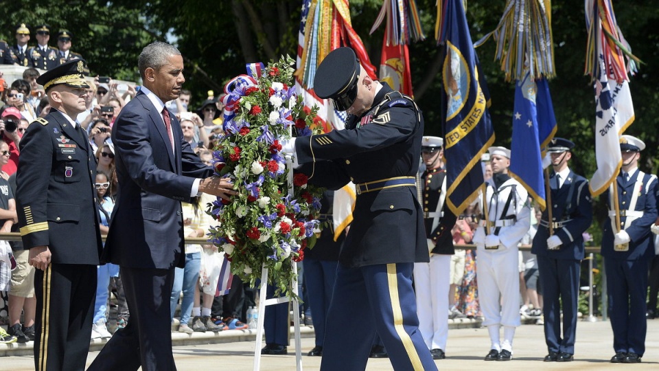 Prezydent Barack Obama wraz z ok. 5 tys. zgromadzonymi na Cmentarzu Narodowym w Arlington, oddał hołd poległym amerykańskim żołnierzom. Fot. PAP/EPA