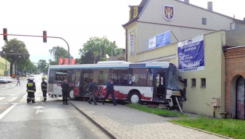 Siła uderzenia był tak duża, że autobus wjechał w stojący obok budynek. Fot. Marcin Doliński