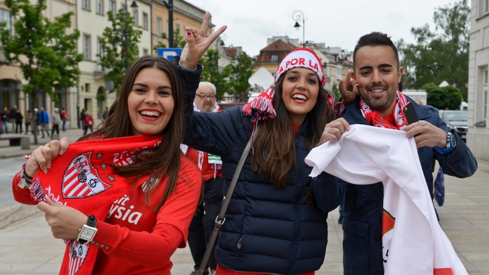Fani Sevilli na Trakcie Królewskim w Warszawie. Na Stadionie Narodowym w finałowym meczu Ligi Europejskiej zmierzą się dzisiaj drużyny ukraińskiego Dnipro Dniepropietrowsk i hiszpańskiej Sevilli FC. Fot. PAP/Marcin Obara