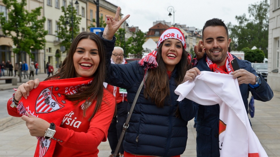 Fani Sevilli na Trakcie Królewskim w Warszawie. Na Stadionie Narodowym w finałowym meczu Ligi Europejskiej zmierzą się dzisiaj drużyny ukraińskiego Dnipro Dniepropietrowsk i hiszpańskiej Sevilli FC. Fot. PAP/Marcin Obara