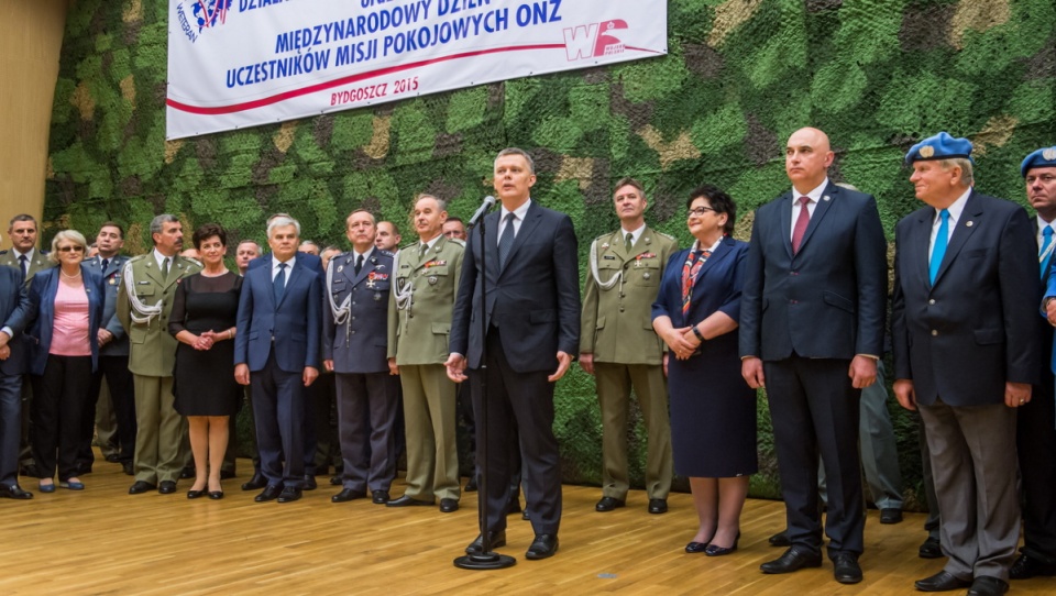 "Chcę, żebyście czuli wsparcie państwa wdzięcznego za to, że dla niego narażaliście życie i zdrowie" - powiedział szef MON Tomasz Siemoniak na spotkaniu w weteranami w Bydgoszczy. Fot. PAP/Tytys Żmijewski