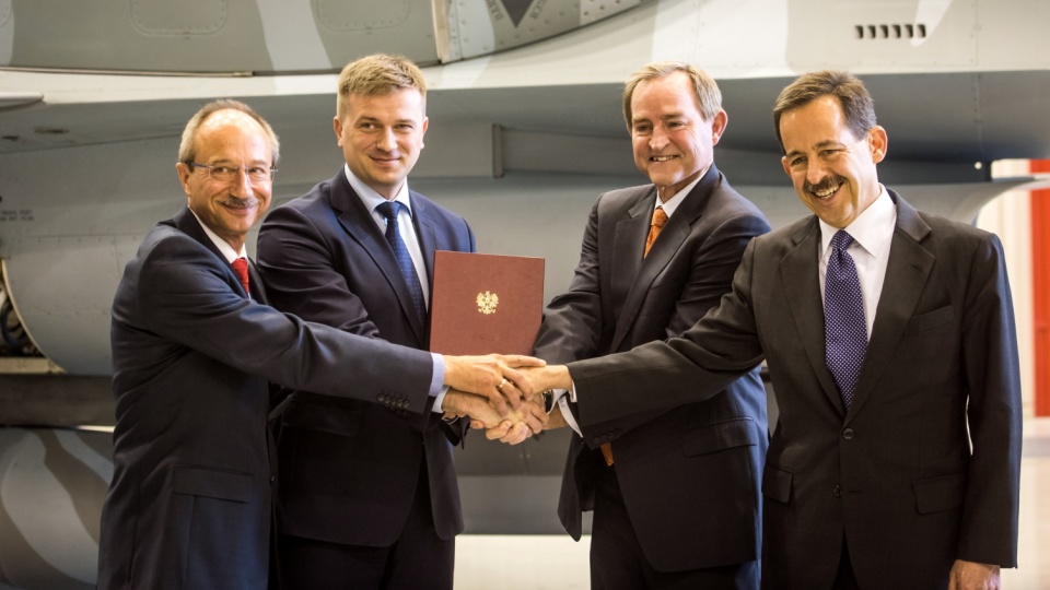 Od lewej: prezes Zarządu WZL nr 2 - Leszek Walczak, wiceminister gospodarki Arkadiusz Bąk, wiceprezes koncernu Lockheed Martin - George Standridge i ambasador USA w Polsce Stephen Mull, podczas ceremonii przekazania protokołu stwierdzenia wykonania umowy offsetowej. Fot. PAP/Tytus Żmijewski