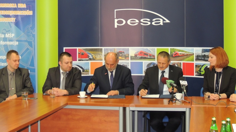 Przedstawiciele bydgoskiej spółki PESA produkującej pojazdy szynowe, podpisali umowę z Kujawsko-Pomorską Izbą Rzemiosła. Fot. Tatiana Adonis