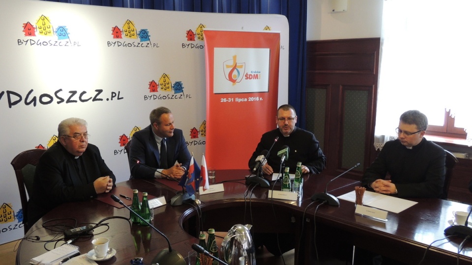 Od lewej: bp Jan Tyrawa, prezydent Bydgoszczy Rafał Bruski, ks.Dariusz Białkowski i ks. dr Waldemar Różycki. Fot. Maciej Wilkowski