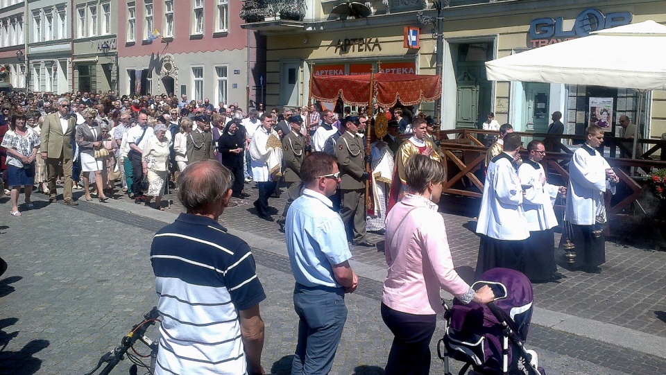 Główna procesja w Bydgoszczy połączyła trzy parafie: św. Marcina i Mikołaja, św. Andrzeja Boboli i NMP Królowej Pokoju. Fot. Andzrej Krystek