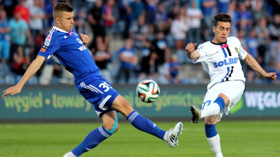 Michał Helik ( L ) z Ruchu i Mica ( P ) z Zawiszy Bydgoszcz. Fot.PAP/Andrzej Grygiel