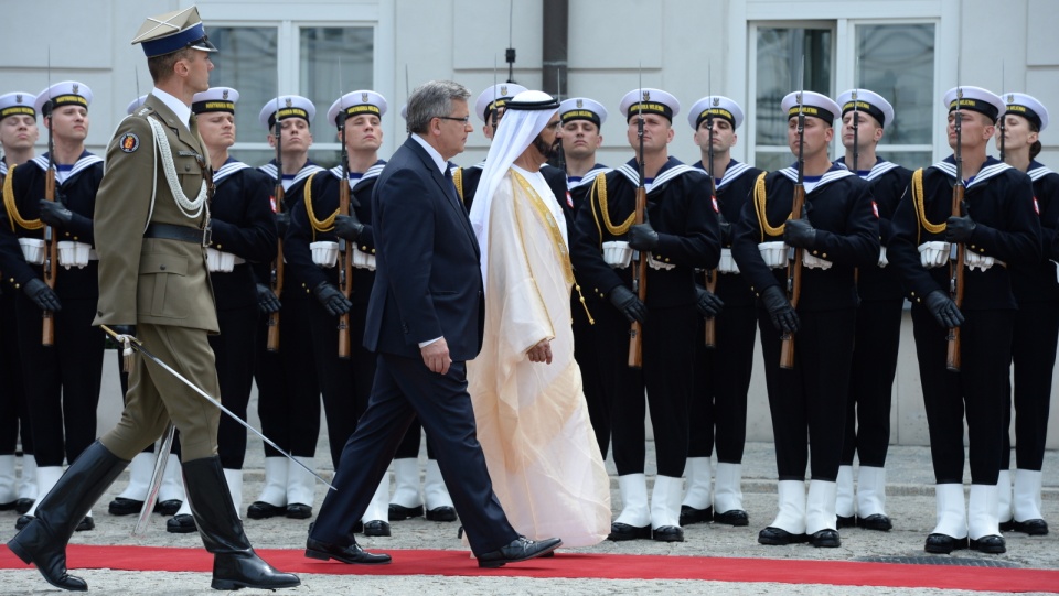 Prezydent Bronisław Komorowski oraz wiceprezydent i premier Zjednoczonych Emiratów Arabskich, emir Dubaju szejk Mohammed bin Rashid Al-Maktoum podczas ceremonii powitania na dziedzińcu Pałacu Prezydenckiego. Fot. PAP/Jacek Turczyk