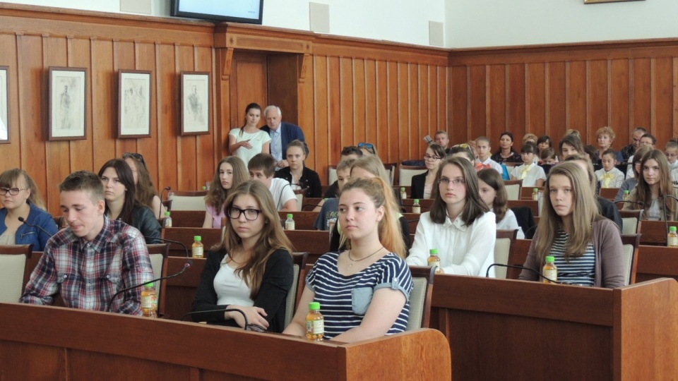 Gimnazjaliści zasiedli w ławach, w których na co dzień siedzą radni i mieli okazję głosować tak jak oni. Fot. Adriana Andrzejewska