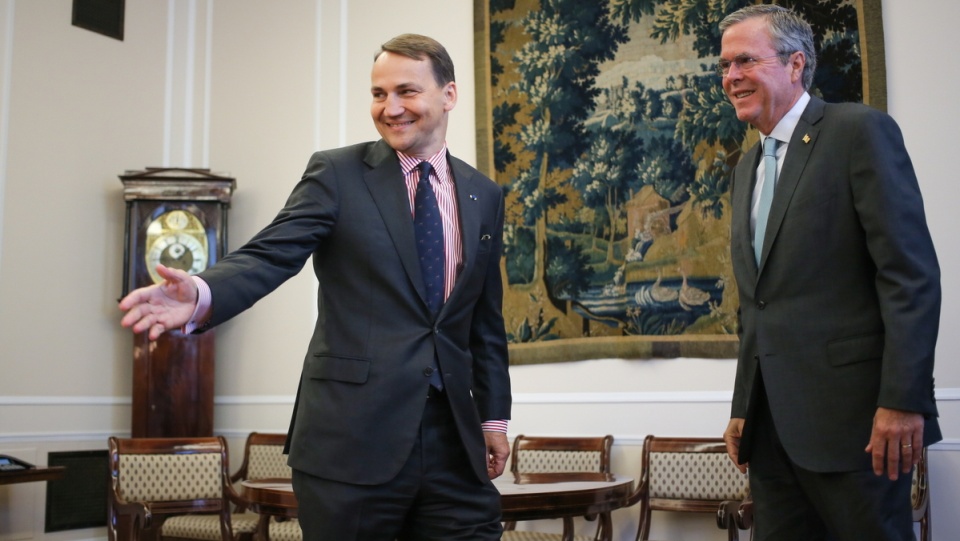 Marszałek Sejmu Radosław Sikorski (L) i były gubernator Florydy Jeb Bush (P) podczas spotkania w Sejmie, 11 bm. Polska jest ostatnim przystankiem w europejskiej podróży J. Busha. Fot. PAP/Leszek Szymański