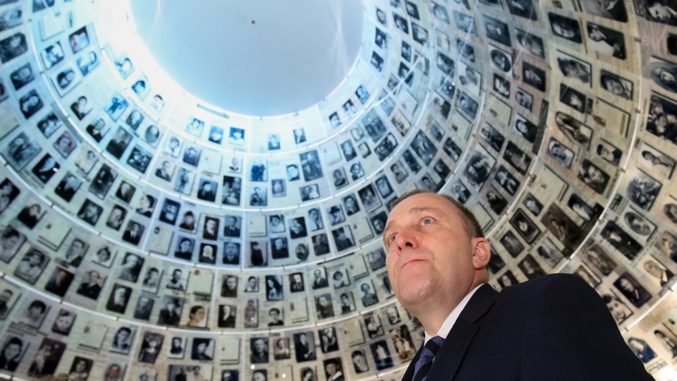 Minister spraw zagranicznych Grzegorz Schetyna w Sali Imion, gdzie przechowywane są dane o ofiarach Holokaustu. Fot. PAP/Paweł Supernak