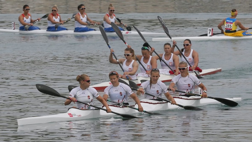 Osada złotych medalistek z Węgier i brązowe medalistki z Polski, po wyścigu "czwórek" ma 500 m. Fot. PAP/EPA