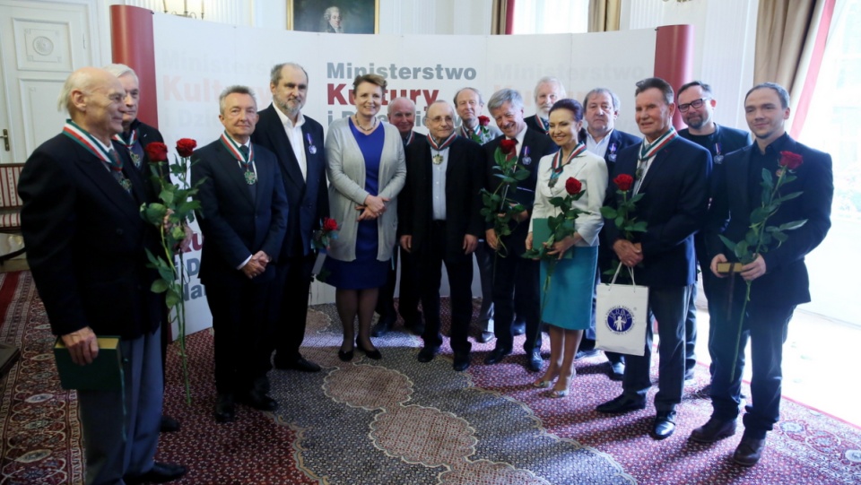 Minister kultury i dziedzictwa narodowego Małgorzata Omilanowska (centrum-L) oraz odznaczeni medalami "Zasłużony kulturze - Gloria Artis" w Warszawie. Fot. PAP/Tomasz Gzell