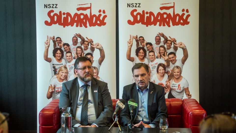 Przewodniczący NSZZ „Solidarność” Piotr Duda (z prawej) i przewodniczący NSZZ „ Solidarność” Regionu Toruńsko-Włocławskiego Jacek Żurawski, podczas konferencji prasowej, przed obradami Komisji Krajowej NSZZ "Solidarność" w Toruniu. Fot. PAP/Tytus Żmijewski