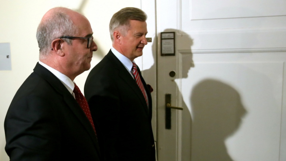 Zastępca przew. komisji poseł SLD Stanisław Wziątek (2L) i prokurator generalny Andrzej Seremet (L) w drodze na posiedzenie speckomisji. Fot. PAP/Tomasz Gzell