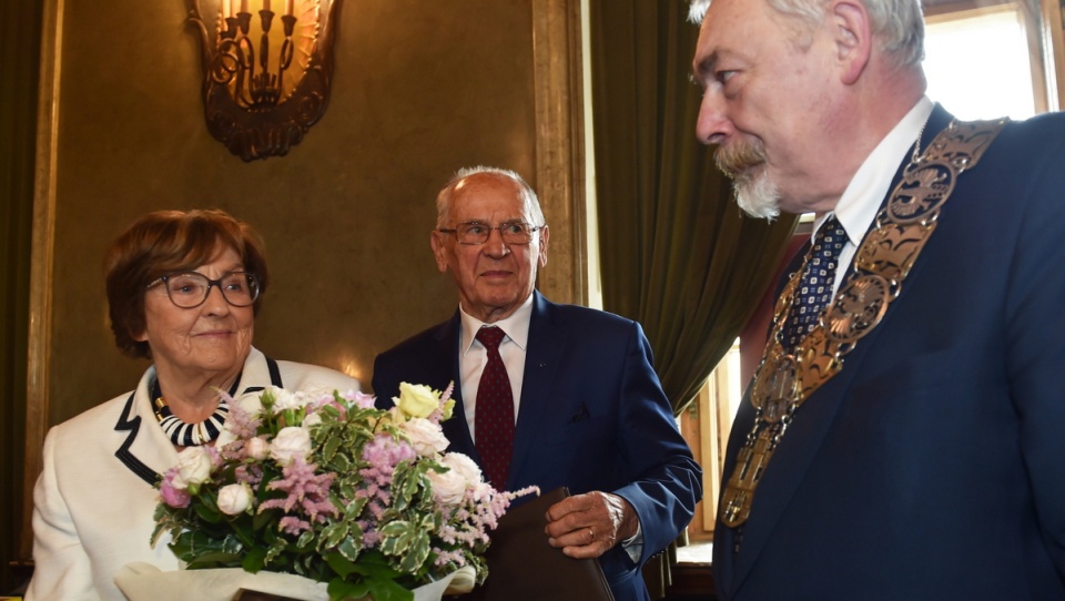 Były kierowca rajdowy, biznesmen Sobiesław Zasada (2L) z towarzyszącą mu żoną Ewą (L) odbiera z rąk prezydenta Krakowa Jacka Majchrowskiego (P) brązowy medal "Cracoviae Merenti" podczas uroczystej sesji Rady Stołecznego Królewskiego Miasta Krakowa. Fot. PAP/Jacek Bednarczyk