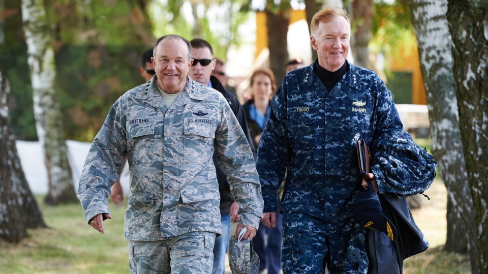 Dowódca sił NATO w Europie gen. Philip Breedlove (L) i dowódca Morskich Sił Uderzeniowych i Wsparcia NATO wiceadmirał James G. Foggo (P) w drodze na konferencję prasową dotyczącą fazy lądowej międzynarodowych ćwiczeń Baltops 2015 na terenie Centralnego Poligonu Sił Powietrznych w Ustce. PAP/Adam Warżawa