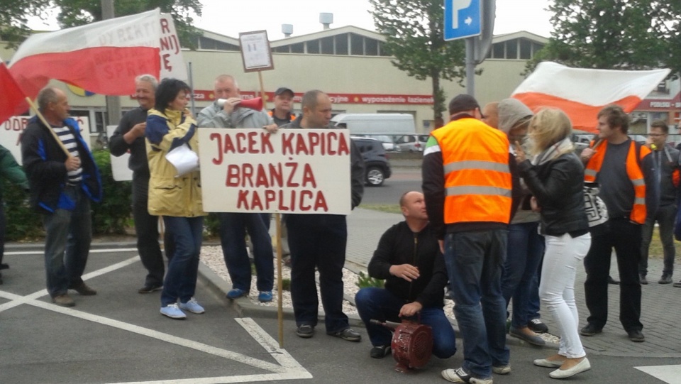Mieli protestować przed Izbą Celną w Toruniu przez 4 godziny dziś i jutro, a po godzinie rozeszli się do domów. Fot. Adriana Andrzejewska