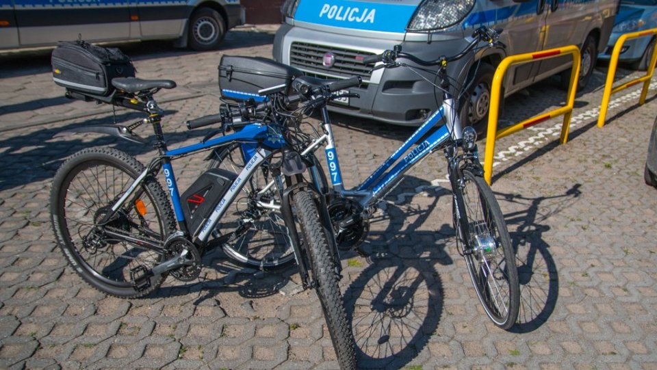 Do policjantów z komisariatu Bydgoszcz Szwederowo trafiły dwa rowery wyposażone w napęd elektryczny. Fot. Policja