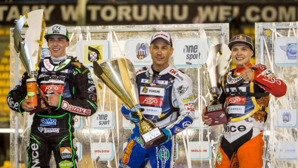 Paweł Przedpełski (L), Duńczyk Nicki Pedersen (C) i Rosjanin Emil Sajfutdinow (P) na podium 1. rundy żużlowych mistrzostw Europy w Toruniu. Fot. PAP/Tytus Żmijewski