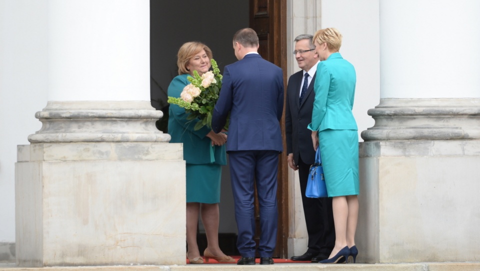Prezydent elekt Andrzej Duda (2L) i jego żona Agata (P) oraz urzędujący prezydent Bronisław Komorowski (2P) i jego żona Anna (L) przed spotkaniem w Belwederze. Fot. PAP/Jacek Turczyk