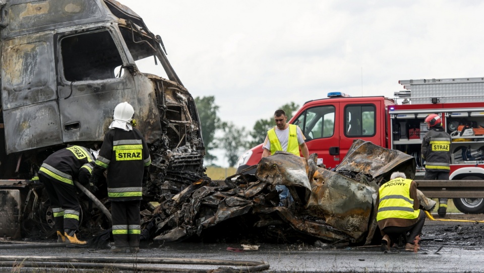 Strażacy pracują na miejscu karambolu na autostradzie A4 w pobliżu węzła Brzeg. Fot. PAP/Maciej Kulczyński