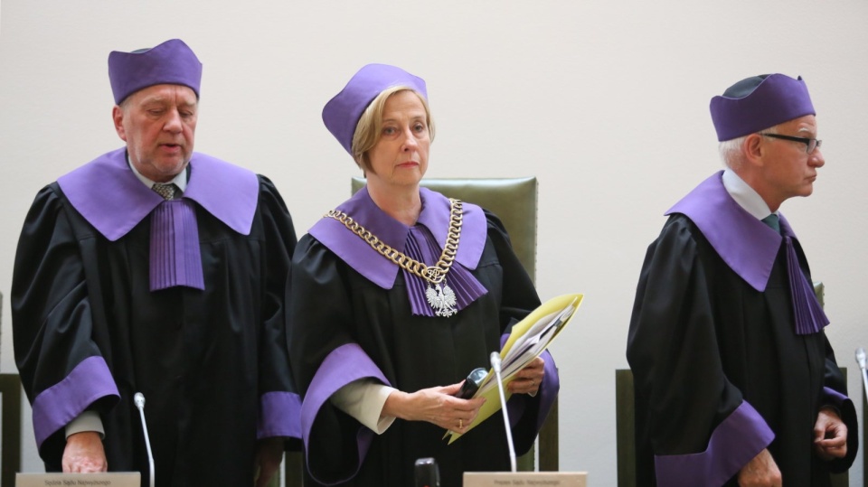 Prezes Izby Teresa Flemming-Kulesza (C) i sędzia SN Józef Iwulski (L) podczas posiedzenia Sądu Najwyższego w pełnym składzie Izby Pracy, Ubezpieczeń Społecznych i Spraw Publicznych, w celu podjęcia uchwały w przedmiocie ważności wyborów prezydenta RP. Fot. PAP/Leszek Szymański