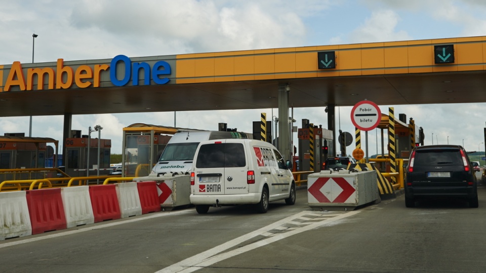 W weekendy w lipcu i sierpniu bramki na autostradzie A1 między Gdańskiem a Toruniem będą otwarte przy zwiększonym natężeniu ruchu. Fot. PAP/Adam Warżawa