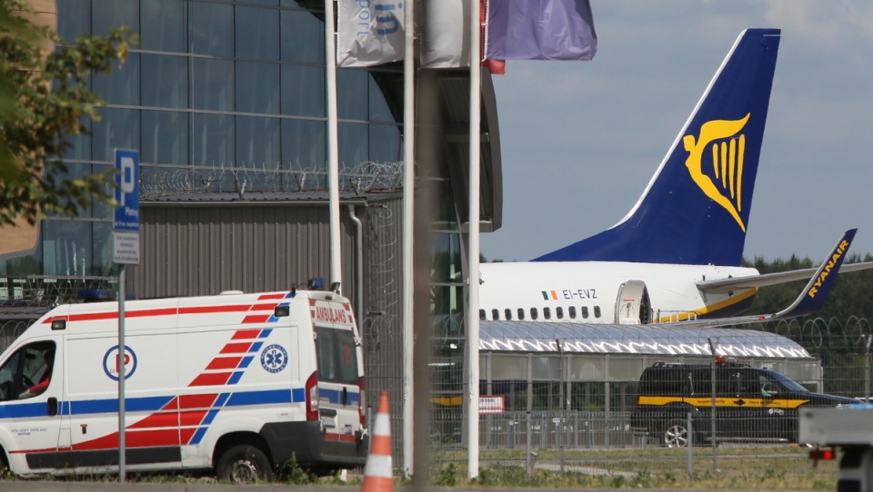 Rejsowy samolot z Oslo lądował rano w czwartek w Modlinie w awaryjnym trybie, pasażerowie opuścili samolot. Fot. PAP/Tomasz Gzell