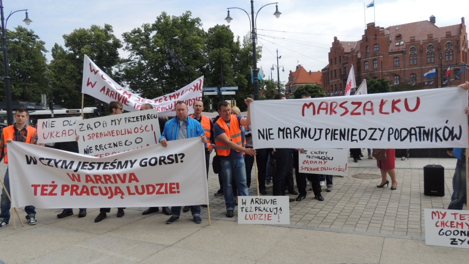 Uczestnicy protestu demonstrowali swoje niezadowolenie z planów marszałka województwa kujawsko-pomorskiego, który bez przetargu chce powierzyć obsługę zelektryfikowanych linii Przewozom Regionalnym. Fot. Adriana Andrzejewska