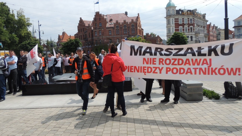 Uczestnicy protestu demonstrowali swoje niezadowolenie z planów marszałka województwa kujawsko-pomorskiego, który bez przetargu chce powierzyć obsługę zelektryfikowanych linii Przewozom Regionalnym. Fot. Adriana Andrzejewska