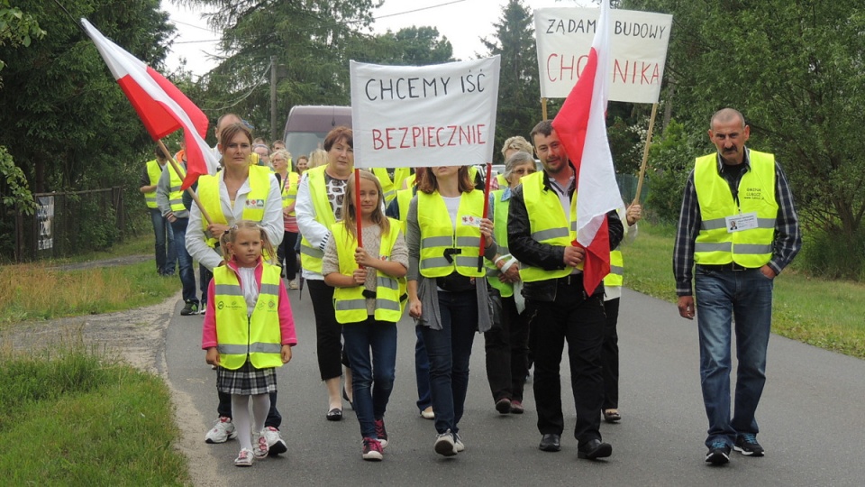 Spacerowym protestem mieszkańcy Nowej Wsi podkreślili żądania dotyczące budowy ścieżki pieszo-rowerowej w ich miejscowości.