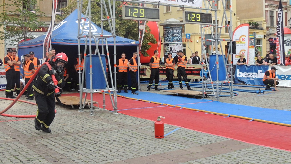 Rywalizacja strażaków na toruńskim Rynku Nowomiejskim. Fot. Monika Kaczyńska