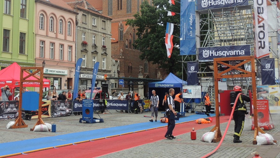 Rywalizacja strażaków na toruńskim Rynku Nowomiejskim. Fot. Monika Kaczyńska