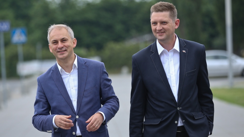 Byli posłowie: SLD Grzegorz Napieralski (L) i Twojego Ruchu Andrzej Rozenek (P) przed konferencją prasową nt. powołania nowego ugrupowania politycznego. Fot. PAP/Rafał Guz