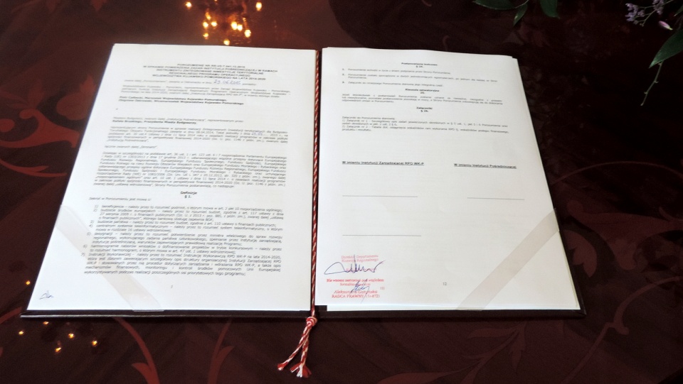 Dokument porozumienie tuz przed podpisaniem. Fot. Lech Przybyliński