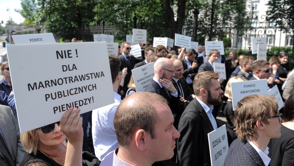 Uczestnicy protestu przemaszerowali następnie przed KPRM, aby przekazać petycję z postulatami przedstawicielowi premier Ewy Kopacz. Fot. PAP/Marcin Obara