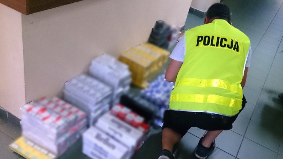 Funkcjonariusze zabezpieczyli ponad 40 000 sztuk papierosów. Fot. Policja