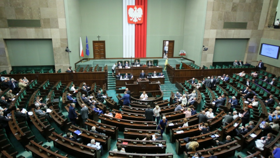 Posłowie zbierają się na sali obrad w Sejmie. Fot. PAP/Leszek Szymański