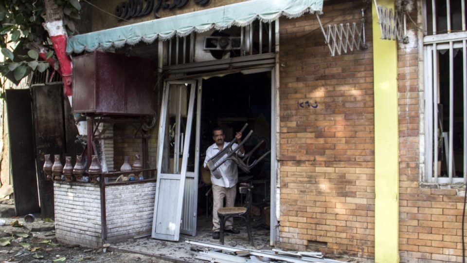 Zniszczony w wyniku eksplozji konsulat włoski w Kairze. Fot. PAP/EPA/ALAA QAMHAWY