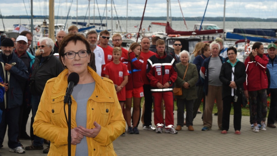 Premier Ewa Kopacz (L) podczas konferencji prasowej w trakcie wizyty w Giżycku. Premier odwiedza w sobotę województwo warmińsko-mazurskie. Fot. PAP/Radek Pietruszka