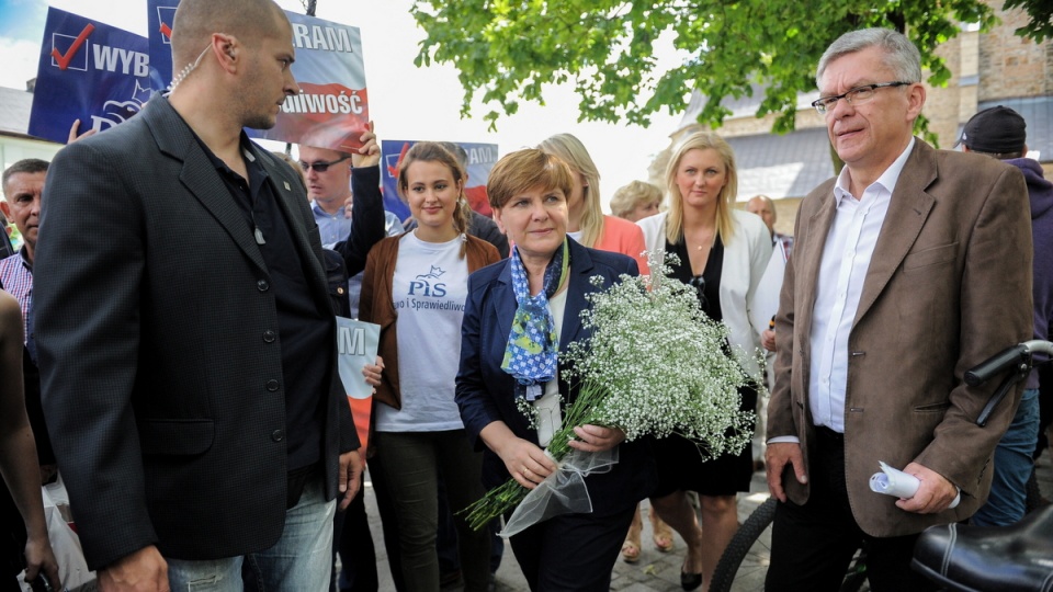 Kandydatka PiS na premiera Beata Szydło (C) i szef sztabu wyborczego Stanisław Karczewski (P) podczas spotkania z mieszkańcami w Szydłowcu. Fot. PAP/Marcin Obara