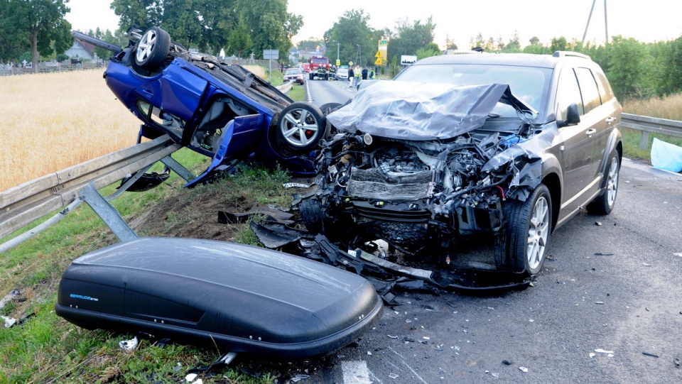 W czołowym zderzeniu dwóch samochodów osobowych zginęło 5 osób. Fot. PAP/Policja