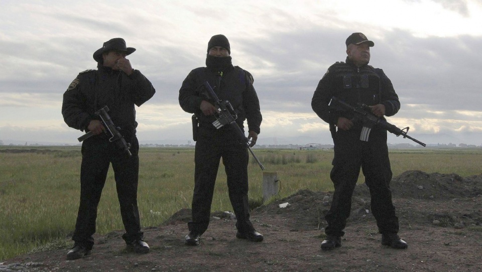 Oficerowie meksykańskiej policji w pobliżu więzienia, z którego uciekł Joaquin "El Chapo" Guzman. Fot. PAP/EPA