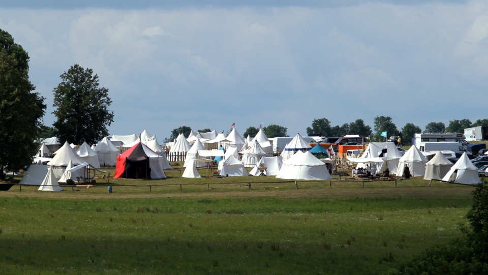 Na polach grunwaldzkich rozpoczęły się coroczne Dni Grunwaldu. Chorągwie rycerskie założyły obozy i przygotowują się do inscenizacji bitwy. Fot. PAP/Tomasz Waszczuk