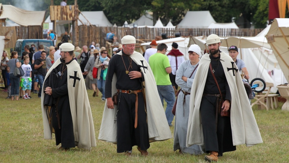 Rycerzy i rzemieślników z sąsiadującego z obozami jarmarku obowiązują historyczne stroje i wyposażenie. Fot. PAP/Tomasz Waszczuk